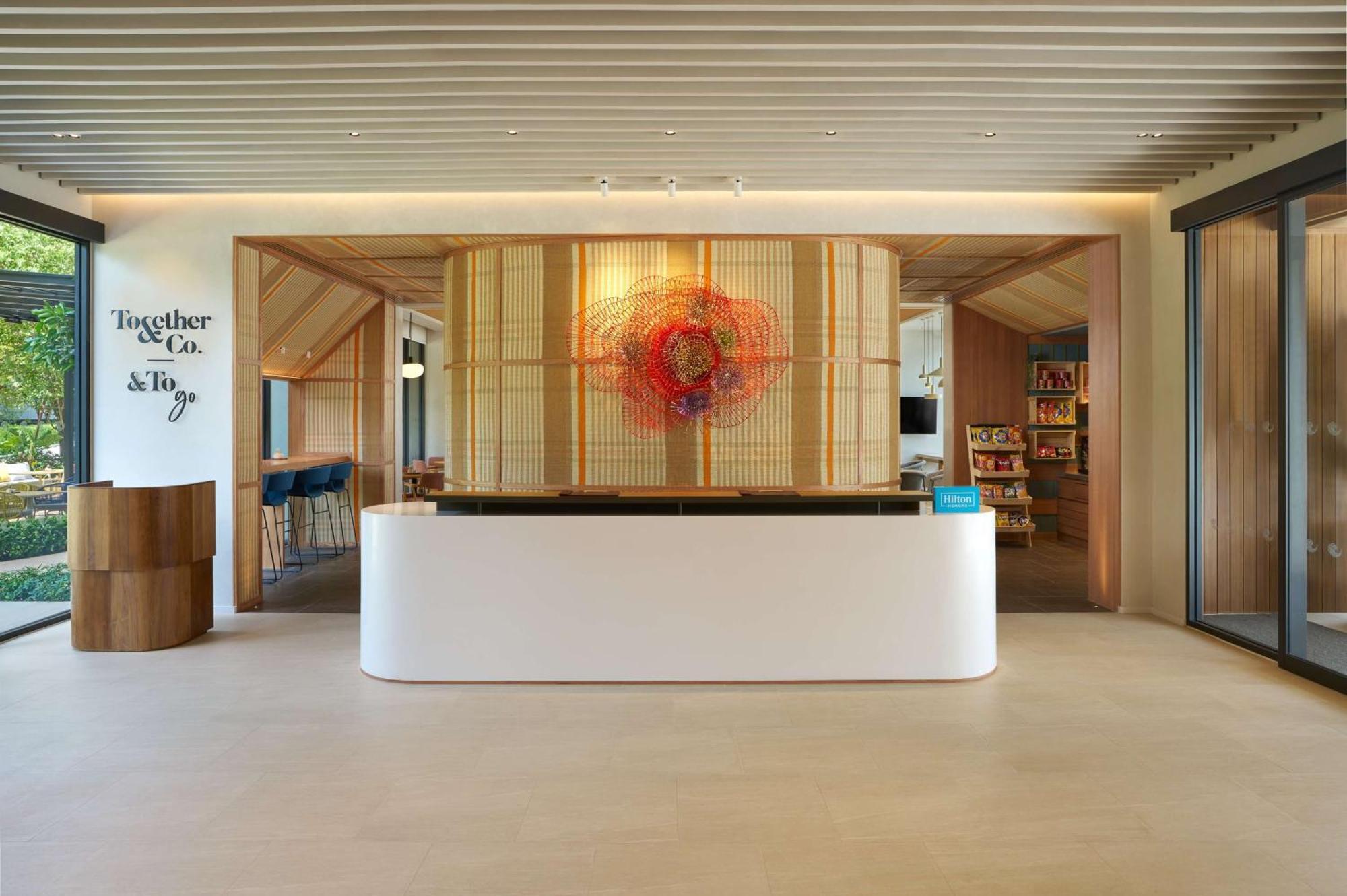 Hilton Garden Inn Районг Экстерьер фото